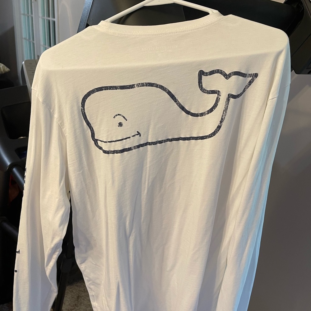 White/navy Vineyard Vines tee